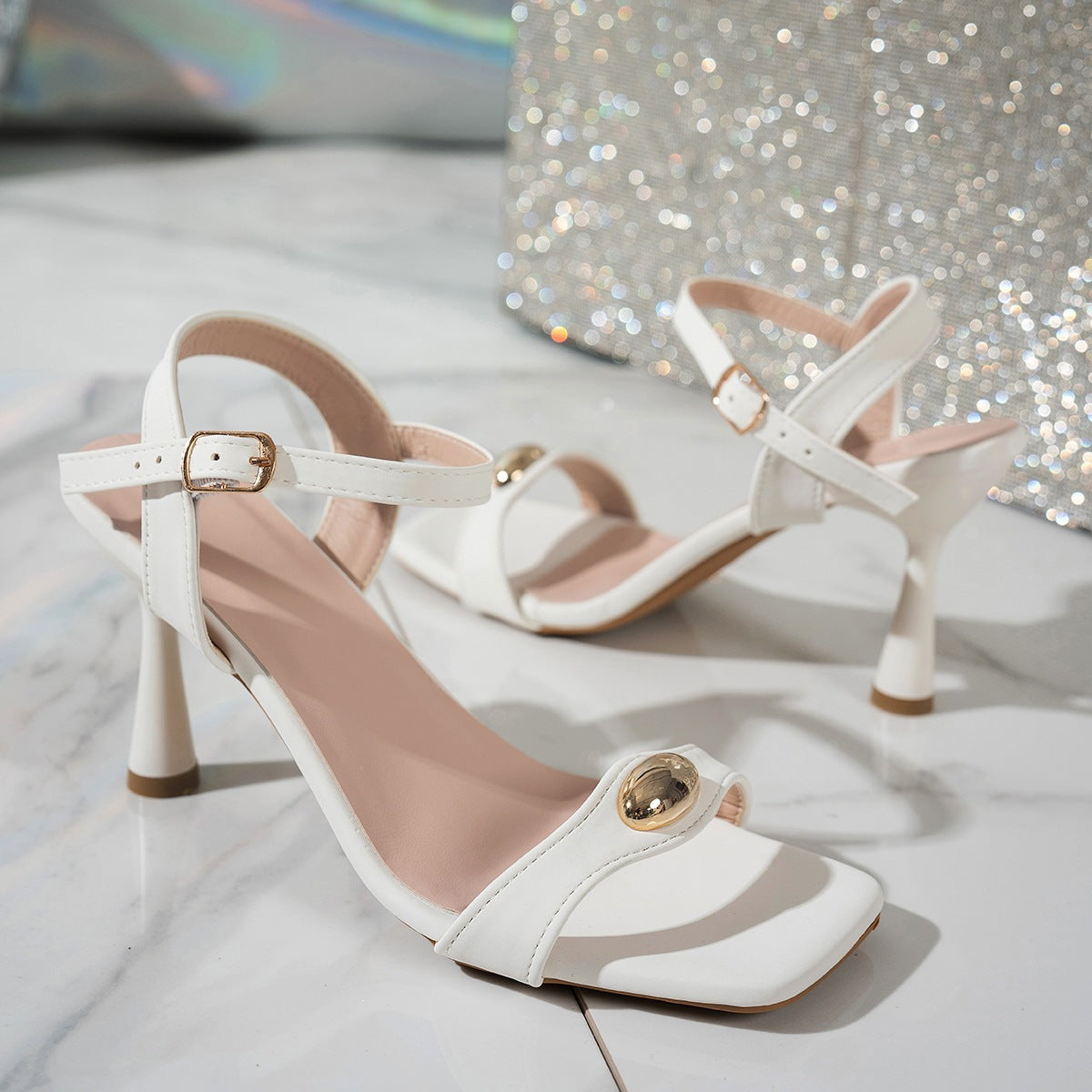 Damen Elegante Sandalen mit verstellbarem Riemen und goldenen Akzenten R&B