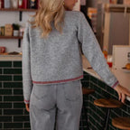 Damen modische Strickjacke mit dekorativen Knöpfen und Stickdetails
