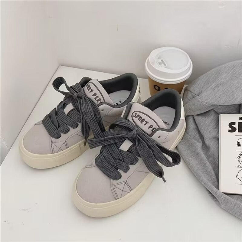Damen Sportliche Sneakers aus hochwertigem Wildleder mit bequemen Schnürdetails