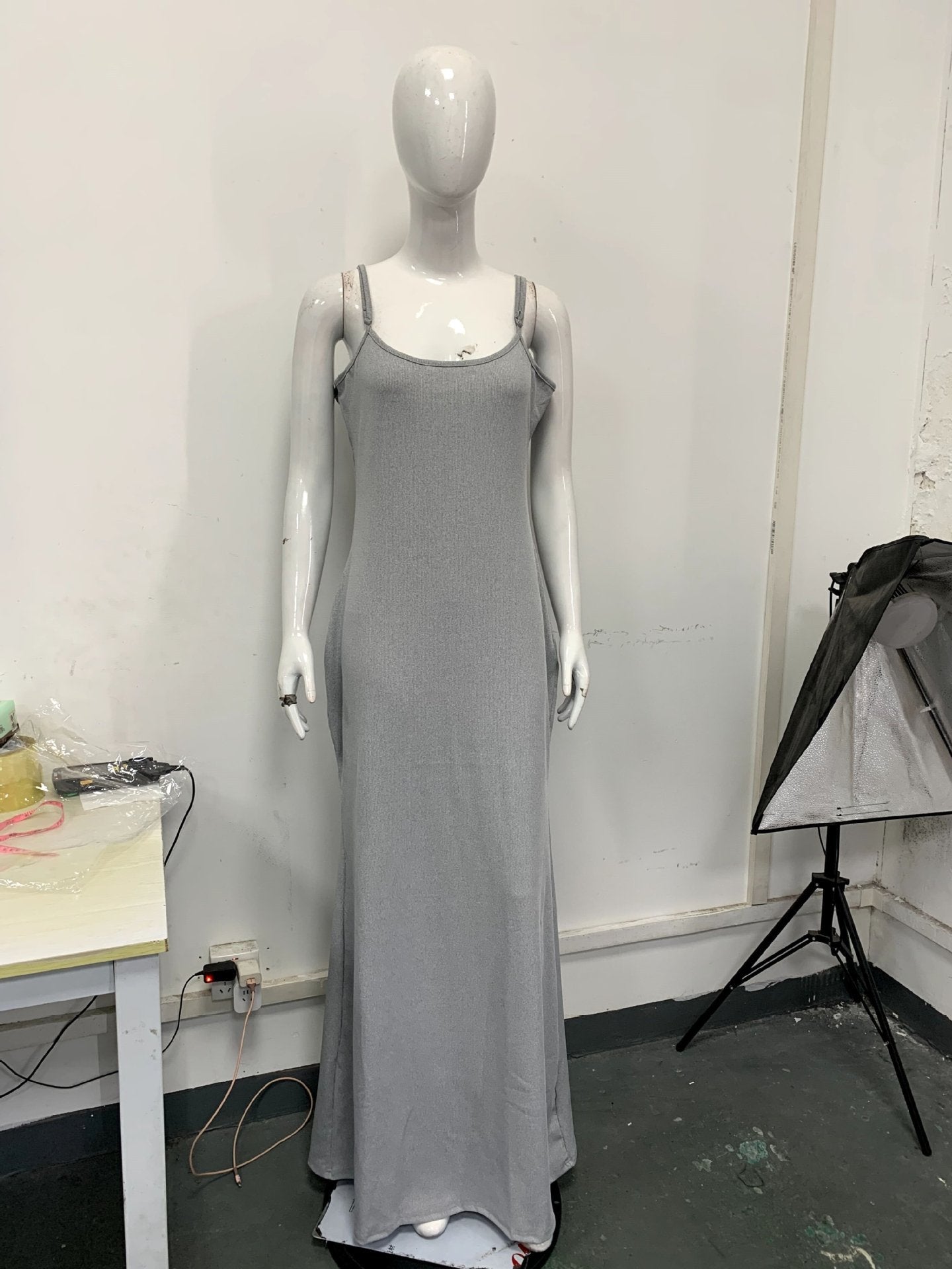 Damen Langes Kleid mit schmalen Spaghettiträgern und figurschmeichelndem Schnitt R&B
