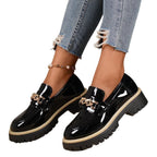 Damen Loafers mit glänzender Lackoberfläche und dekorativer Kettenakzent R&B