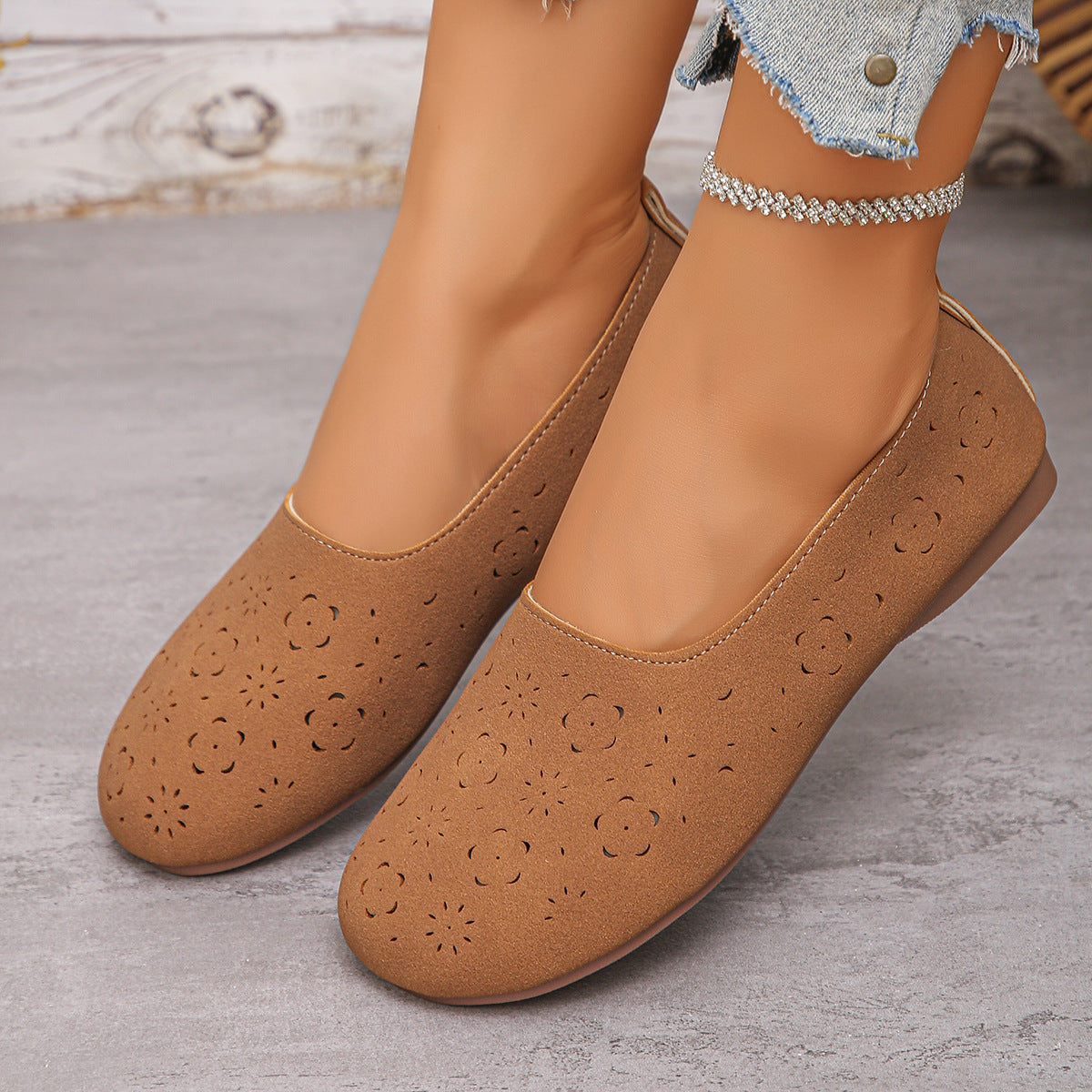 Damen bequeme Slipper mit luftiger Blumenperforation R&B