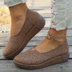 Damen Bequeme Slip-On Schuhe mit floraler Cut-Out-Optik R&B