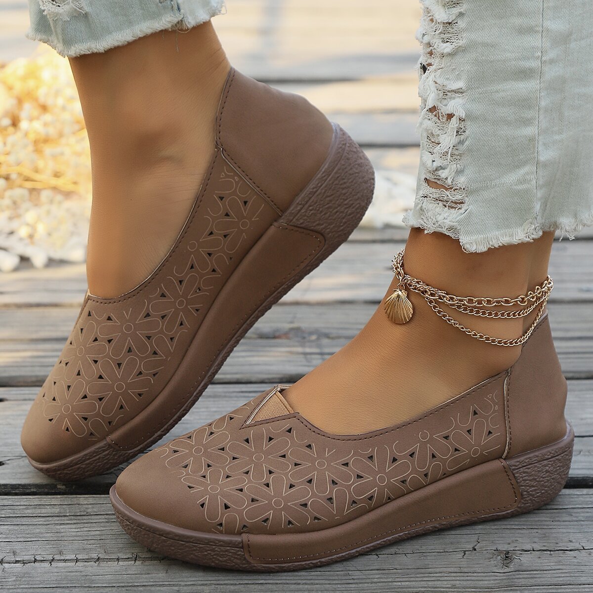 Damen Bequeme Slip-On Schuhe mit floraler Cut-Out-Optik R&B