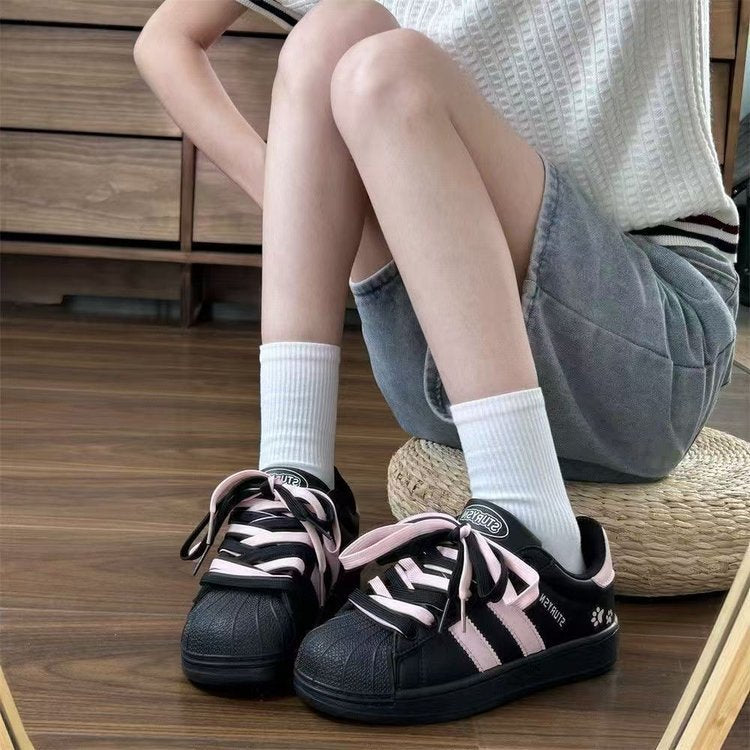 Damen Sneakers im sportlichen Retro-Design mit auffälligen Schnürsenkeln R&B