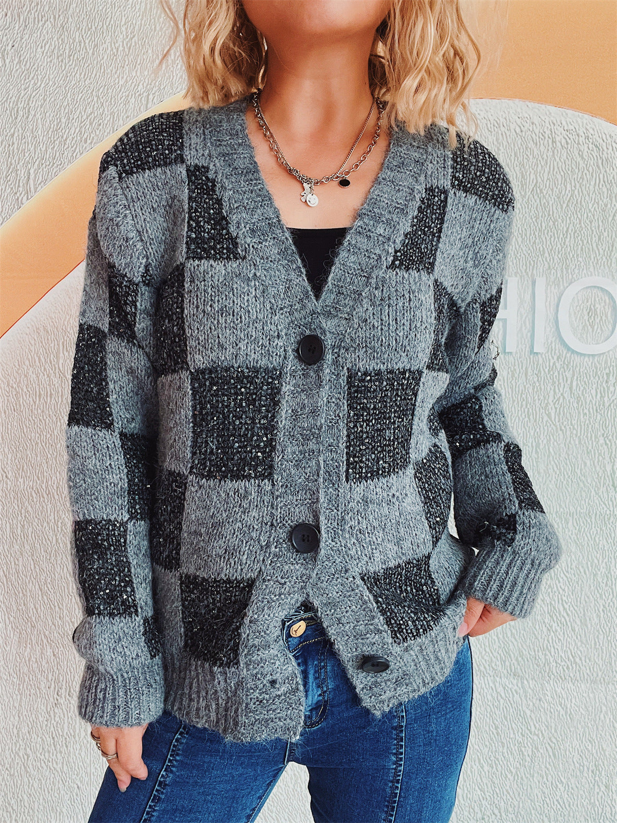 Damen lässige Strickjacke mit modernem Karomuster und hochwertigen Knopfdetails R&B