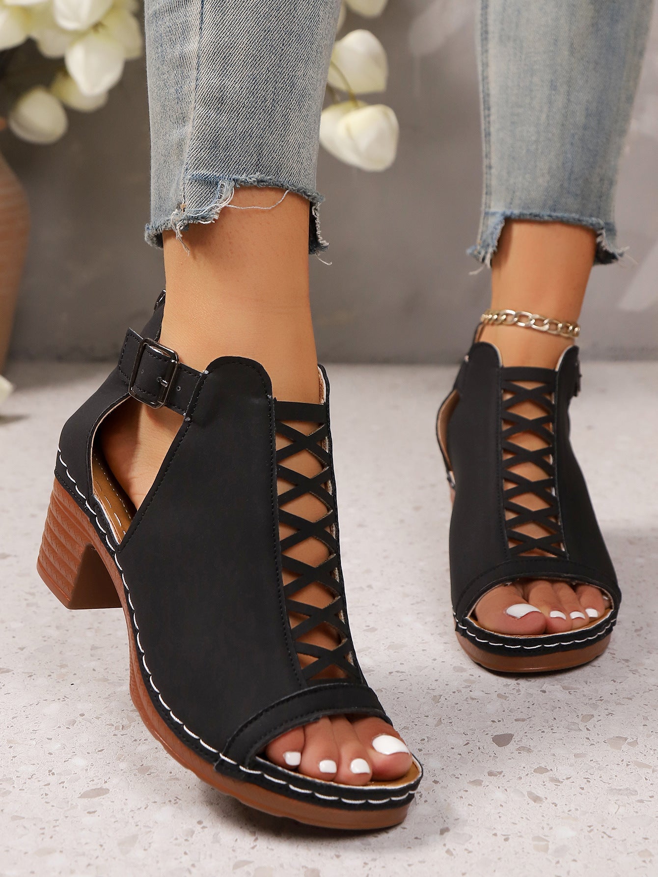 Damen Offene Blockabsatz-Sandaletten mit modischem Schnitt und geflochtenem Design R&B