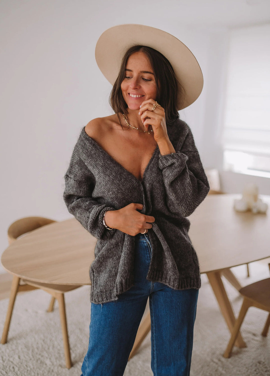 Damen lässiger Pullover mit offener Schulter und weichem Strickmuster R&B