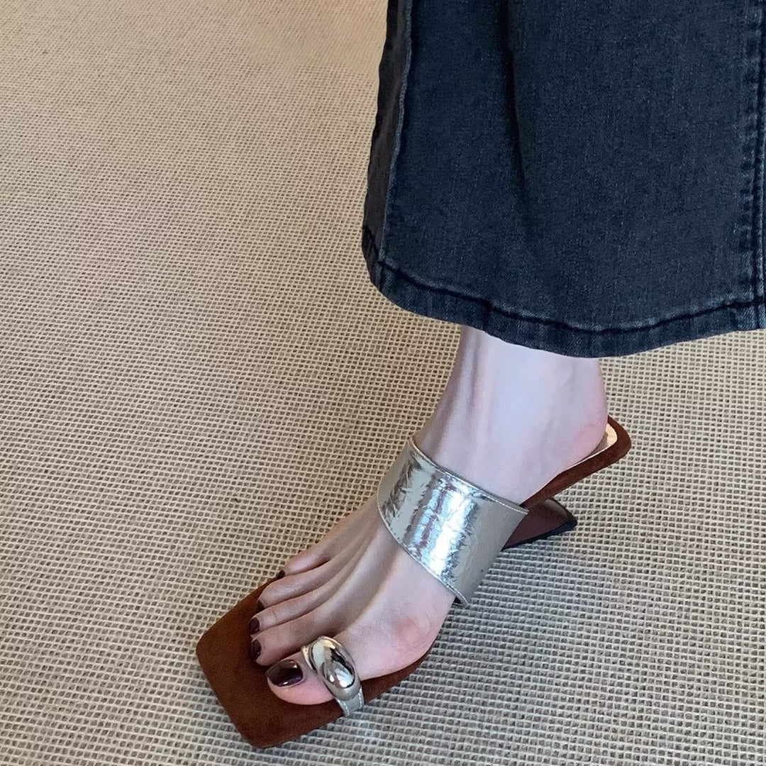 Damen Elegante Sandalen mit dekorativem Goldakzent und komfortablem Fußbett R&B