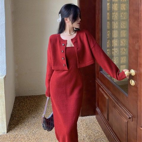 Damen Strickkleid mit taillierter Jacke und Knopfdetails