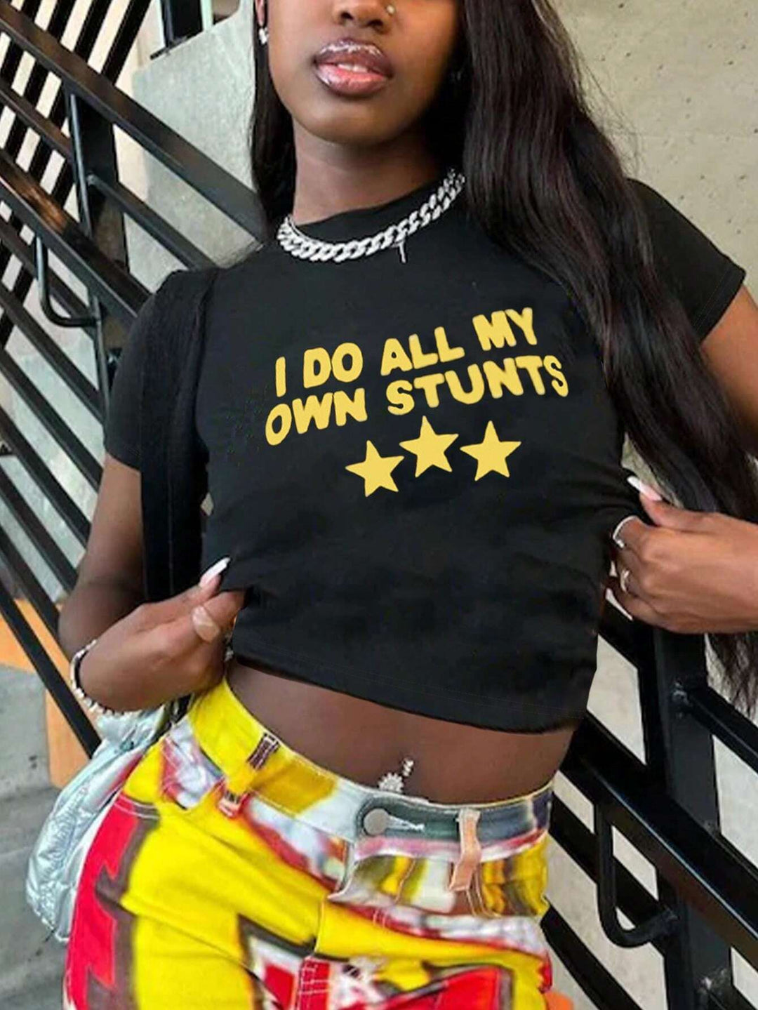 Damen Crop-Top mit kreativem Grafikdesign und modernem Schriftzug R&B