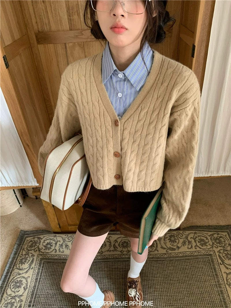 Damen Modischer kurz geschnittener Strick-Cardigan mit Zopfmuster und Knopfdetail R&B
