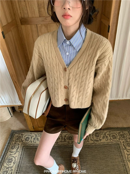 Damen Modischer kurz geschnittener Strick-Cardigan mit Zopfmuster und Knopfdetail R&B
