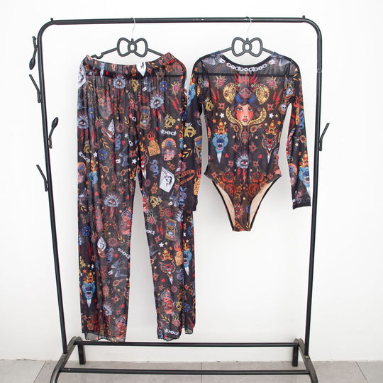 Damen modisches Badeoutfit mit langärmeligen Oberteil und lässigen Pants R&B