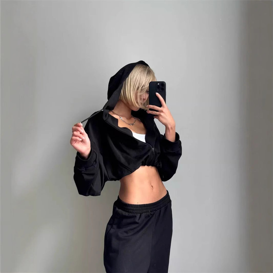 Damen lässiges Sportoutfit mit cropped Kapuzenjacke und weiter Hose R&B