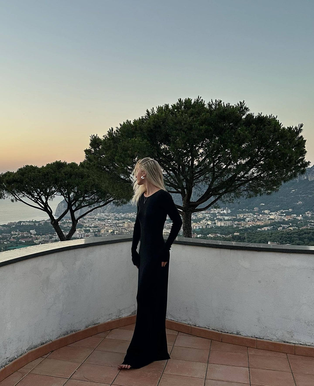 Damen Elegantes Langarm-Minikleid mit figurbetonter Silhouette und asymmetrischem Saum R&B