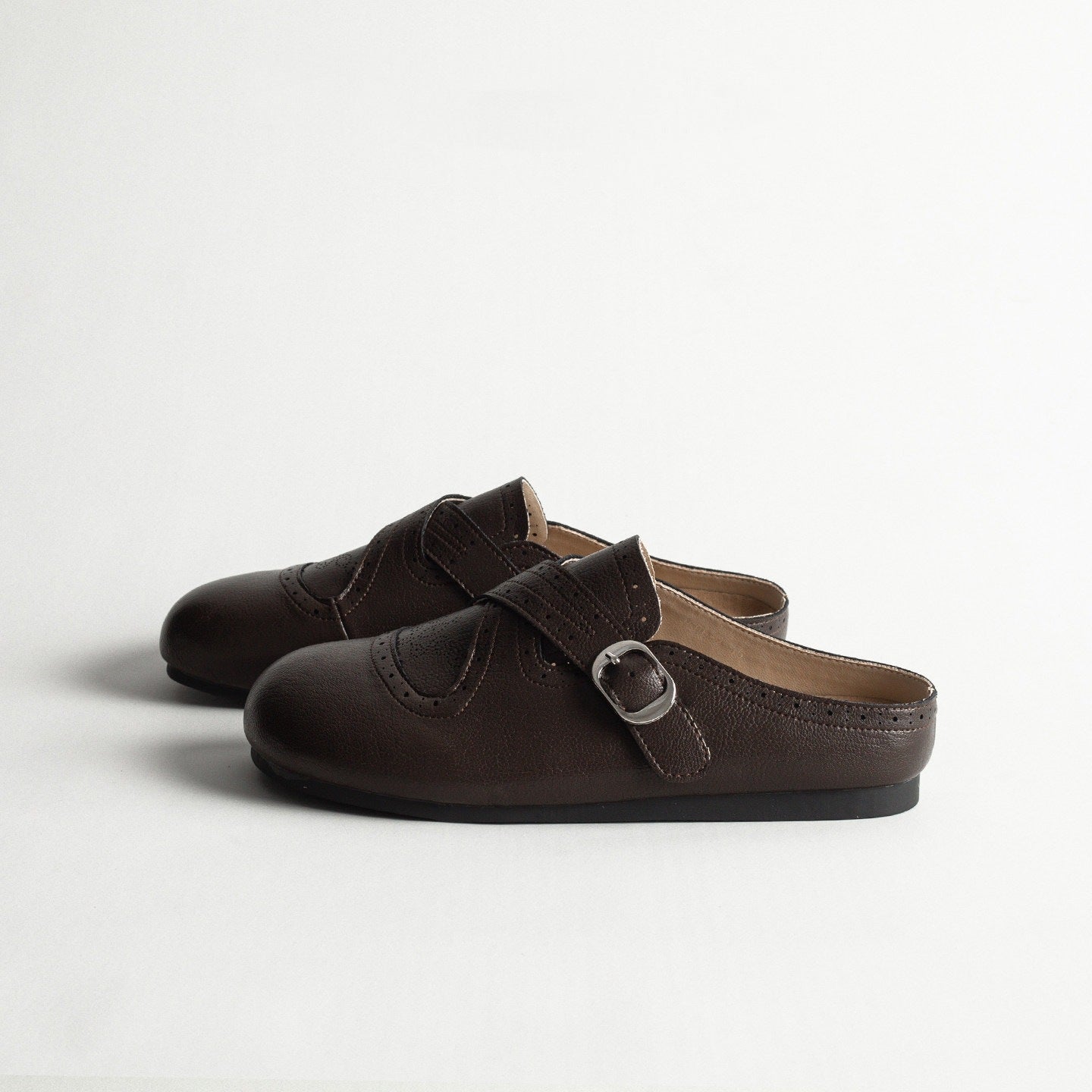 Damen modische Clogs mit geschmackvollem Schnallenakzent und hochwertiger Lederoberfläche R&B