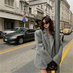 Damen elegante Blazerjacke mit weichem Fell und dekorativen Knopfdetails R&B