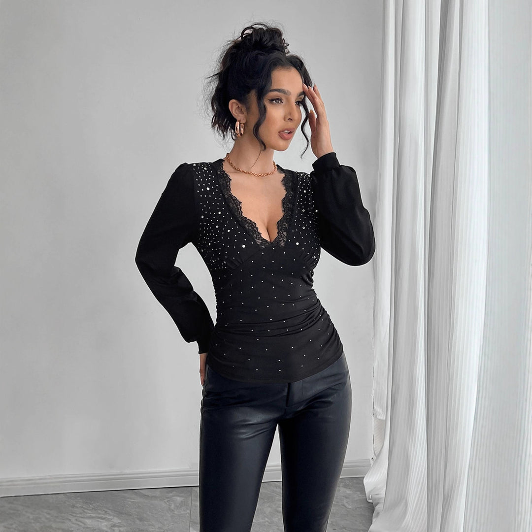 Damen nan tailliertes Langarm-Shirt mit tiefem Spitzen-Dekolleté, Raffung und Kristallbesatz R&B