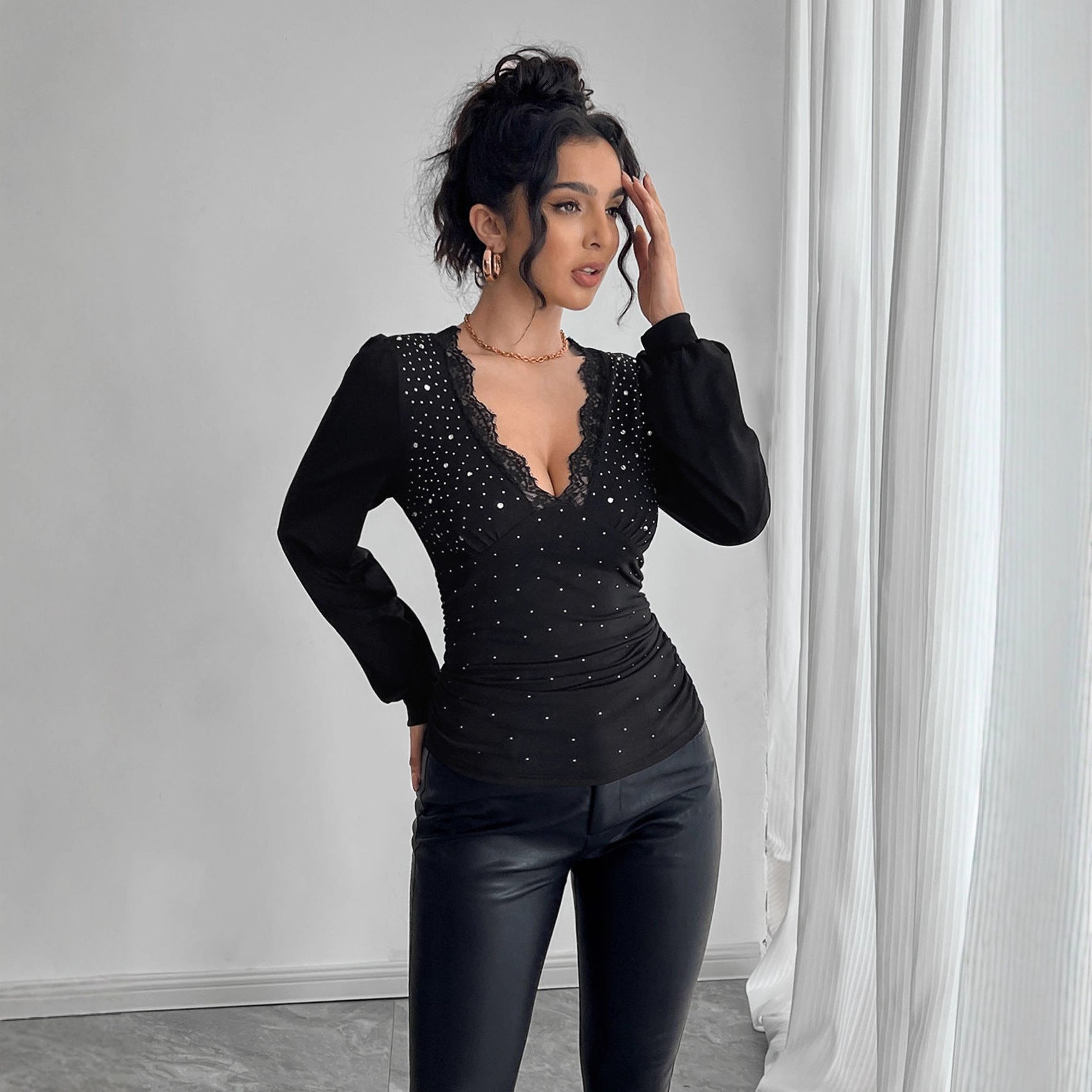 Damen nan tailliertes Langarm-Shirt mit tiefem Spitzen-Dekolleté, Raffung und Kristallbesatz R&B