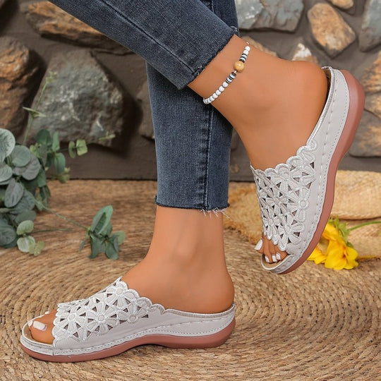 Damen Komfortable Slip-On Sandalen mit filigranem Blumendesign R&B