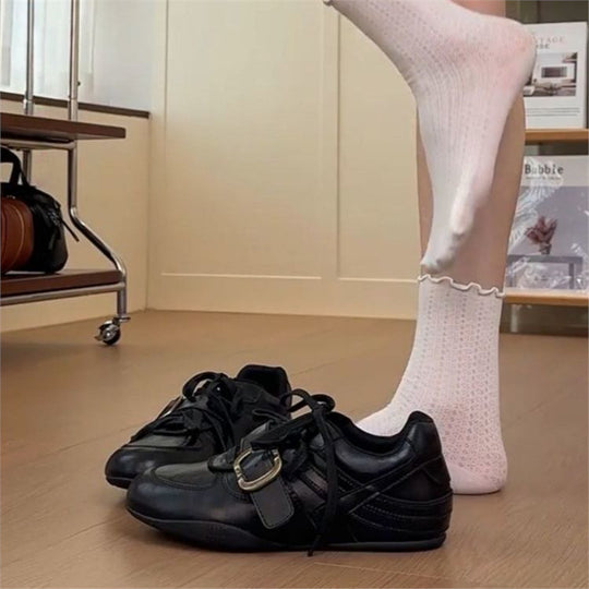 Damen sportliche Sneakers mit innovativem Schnürsystem und modischem Buckle-Riemen R&B