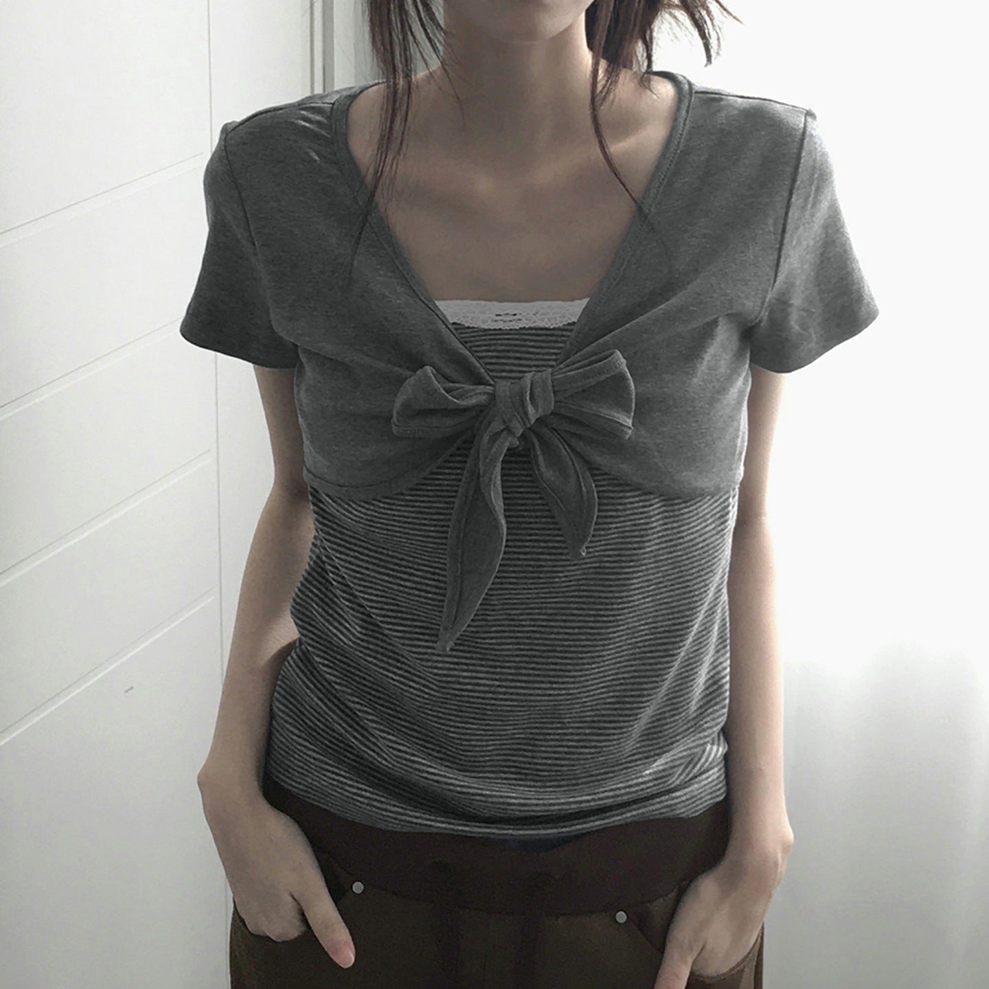 Damen kurzes T-Shirt mit Knoten-Detail und gestreiftem Design R&B