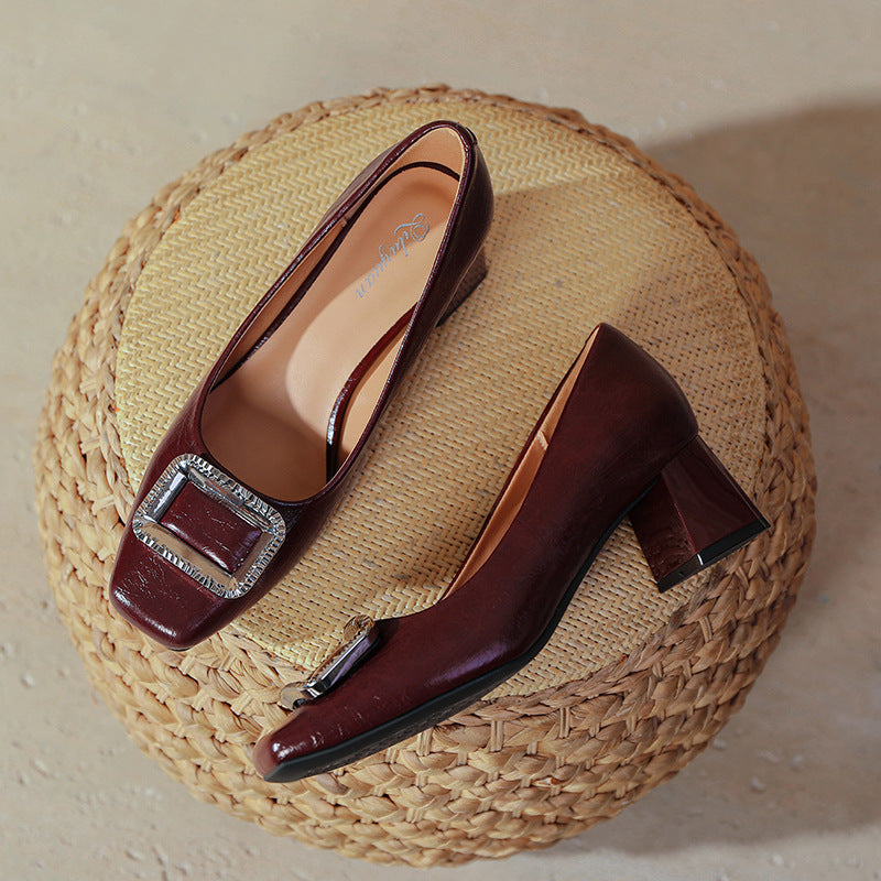 Damen eleganter Blockabsatz-Pumps mit funkelndem Schmuckdetail