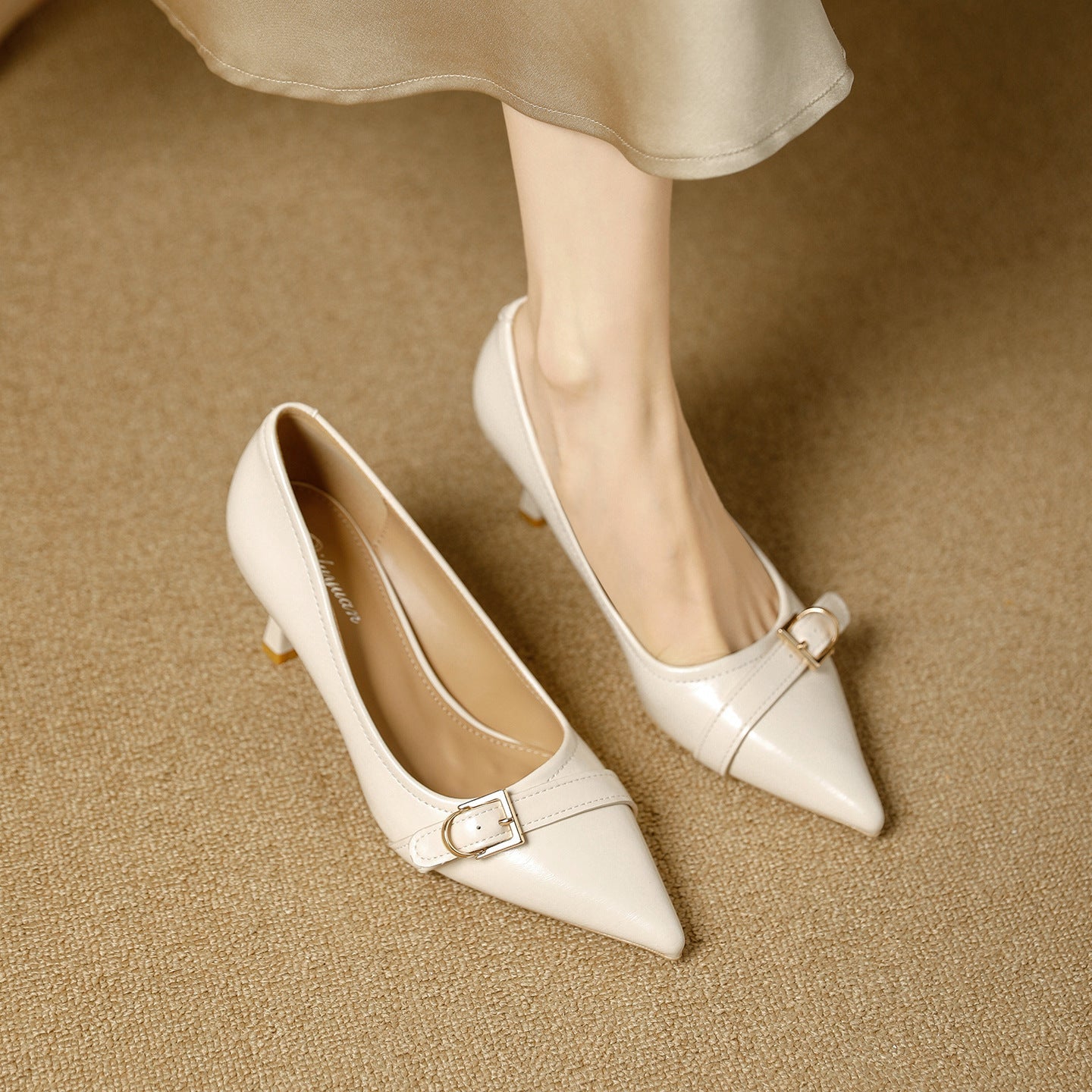 Damen elegante spitze Pumps mit modischem Schnallenakzent