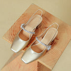 Damen Slingback-Pumps mit elegantem Glanz und dekorativem Riemen