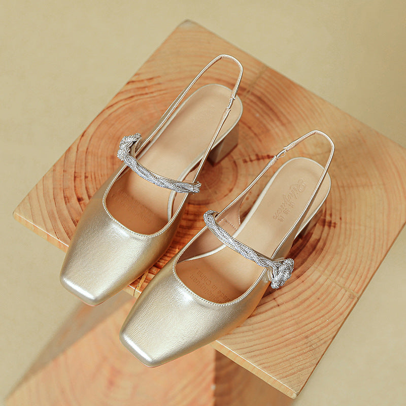 Damen Slingback-Pumps mit elegantem Glanz und dekorativem Riemen