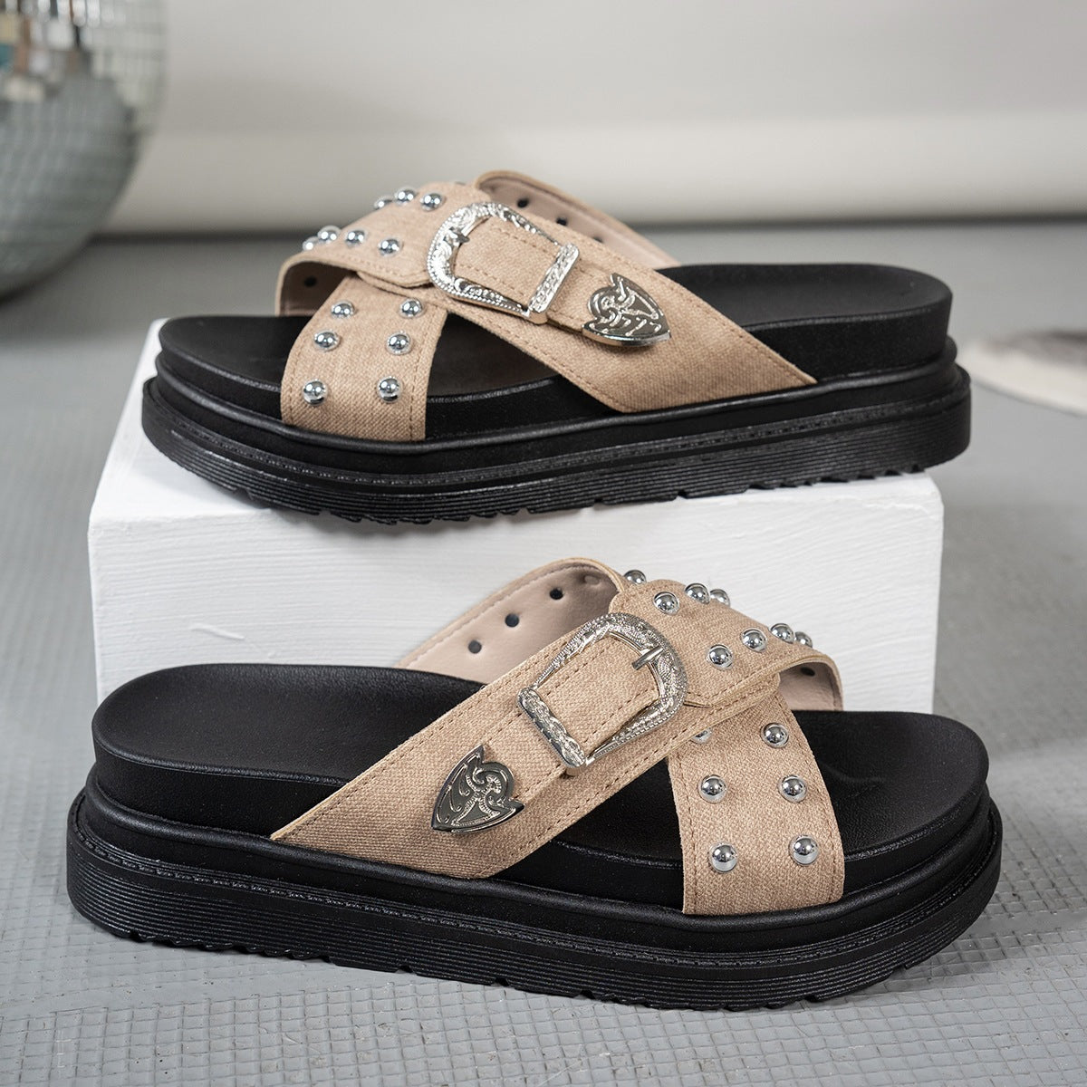 Damen Badesandalen mit modischem Riemendesign und eleganten Nieten R&B