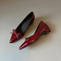 Damen elegante Ballerinas mit dekorativem Schleifenakzent und glänzender Lackoberfläche