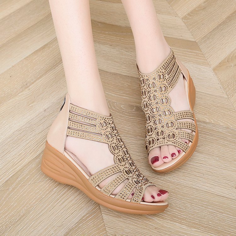 Damen nan Riemen-Keilabsatz-Sandale mit geschlossener Ferse, Ziersteinbesatz und ergonomischem Komfortfußbett R&B