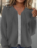 Damen Strickjacke mit modernem Kabelstrickmuster und eleganter Schnittführung