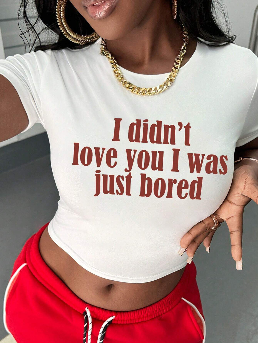Damen T-Shirt mit kreativem Schlüsselherz-Motiv und modernem Print R&B