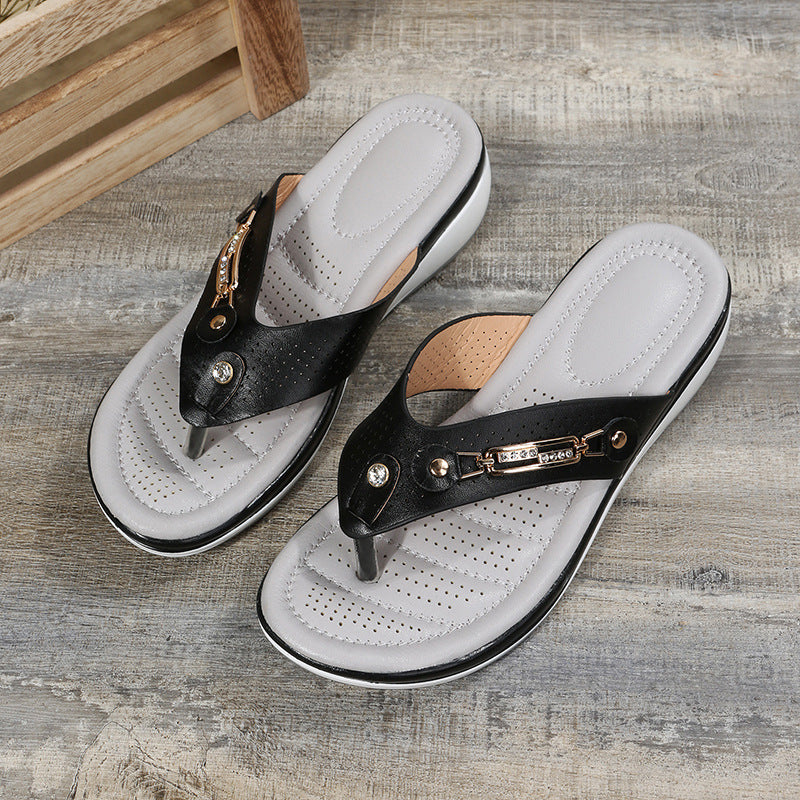 Damen modische Zehentrenner-Sandalen mit gepolstertem Fußbett und dekorativen Nieten R&B