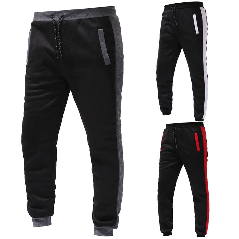 Herren Sportanzug mit Kapuze und seitlichen Taschen