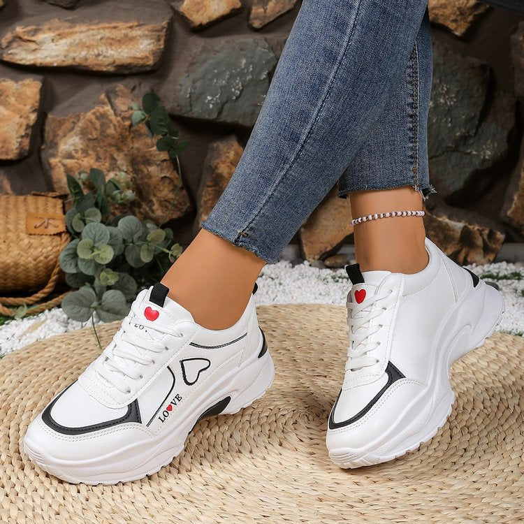 Damen Sneakers mit verspieltem Herzdesign und gepolsterter Sohle R&B