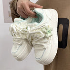 Damen Sneakers mit floralem Anhänger und komfortabler Sohle