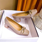 Damen Komfortable Blockabsatz-Pumps mit elegantem Riemendetail