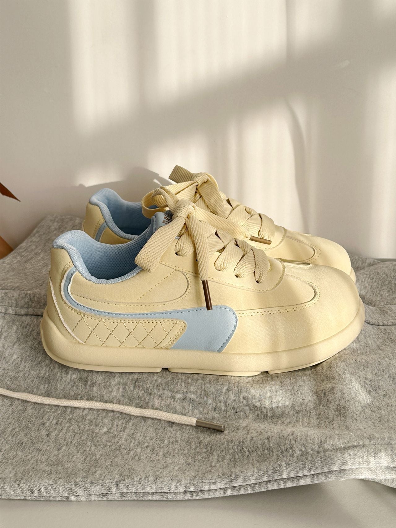 Damen Sneaker mit modischen Akzenten und rutschfester Sohle