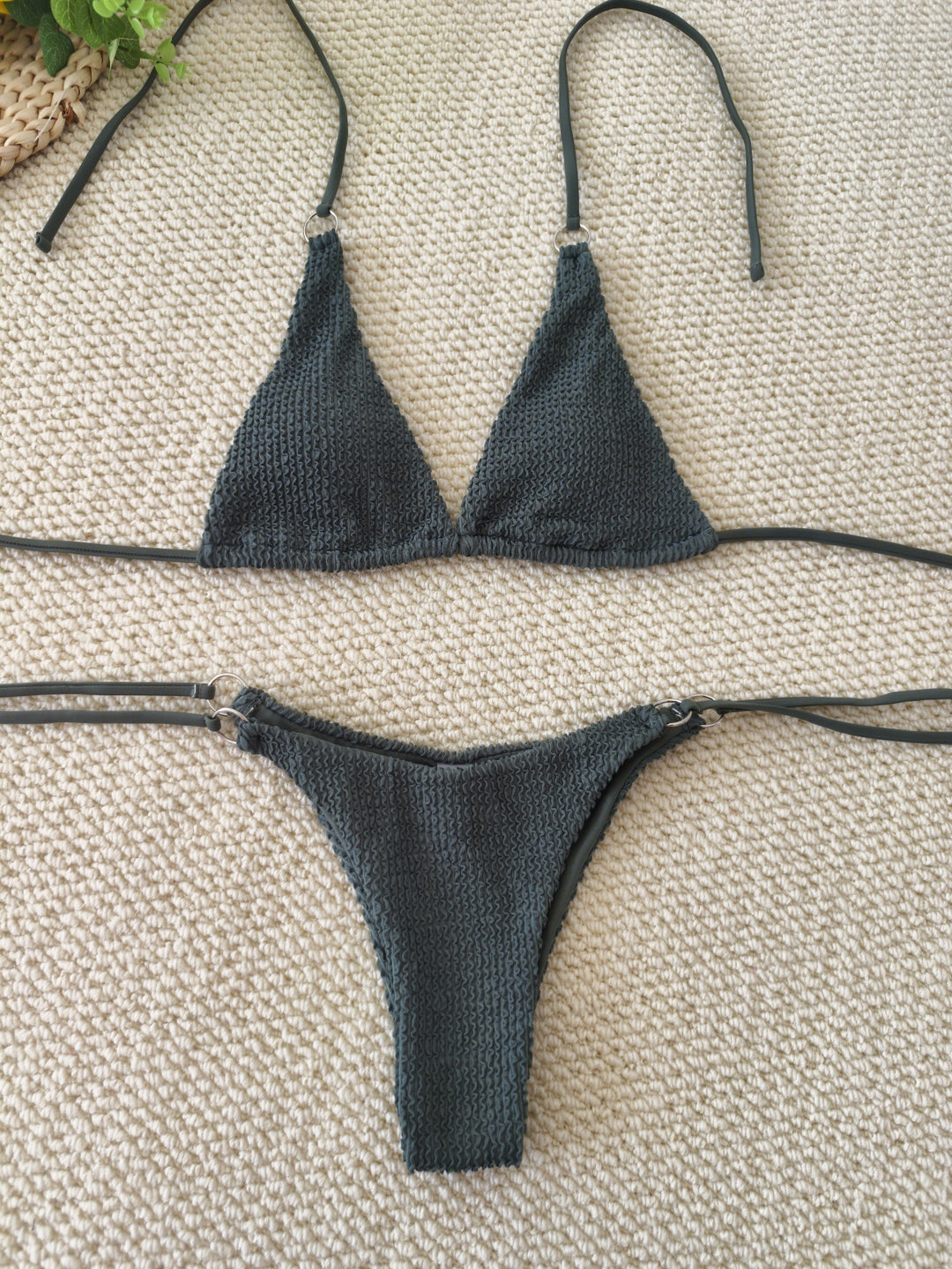 Damen Triangel-Bikini mit strukturiertem Gewebe und eleganten Ringverzierungen R&B