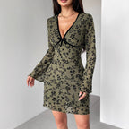 Damen nan tailliertes Netzstoff-Minikleid mit Samtflock-Blütenmuster, tiefem V-Ausschnitt und Schleifenapplikation R&B