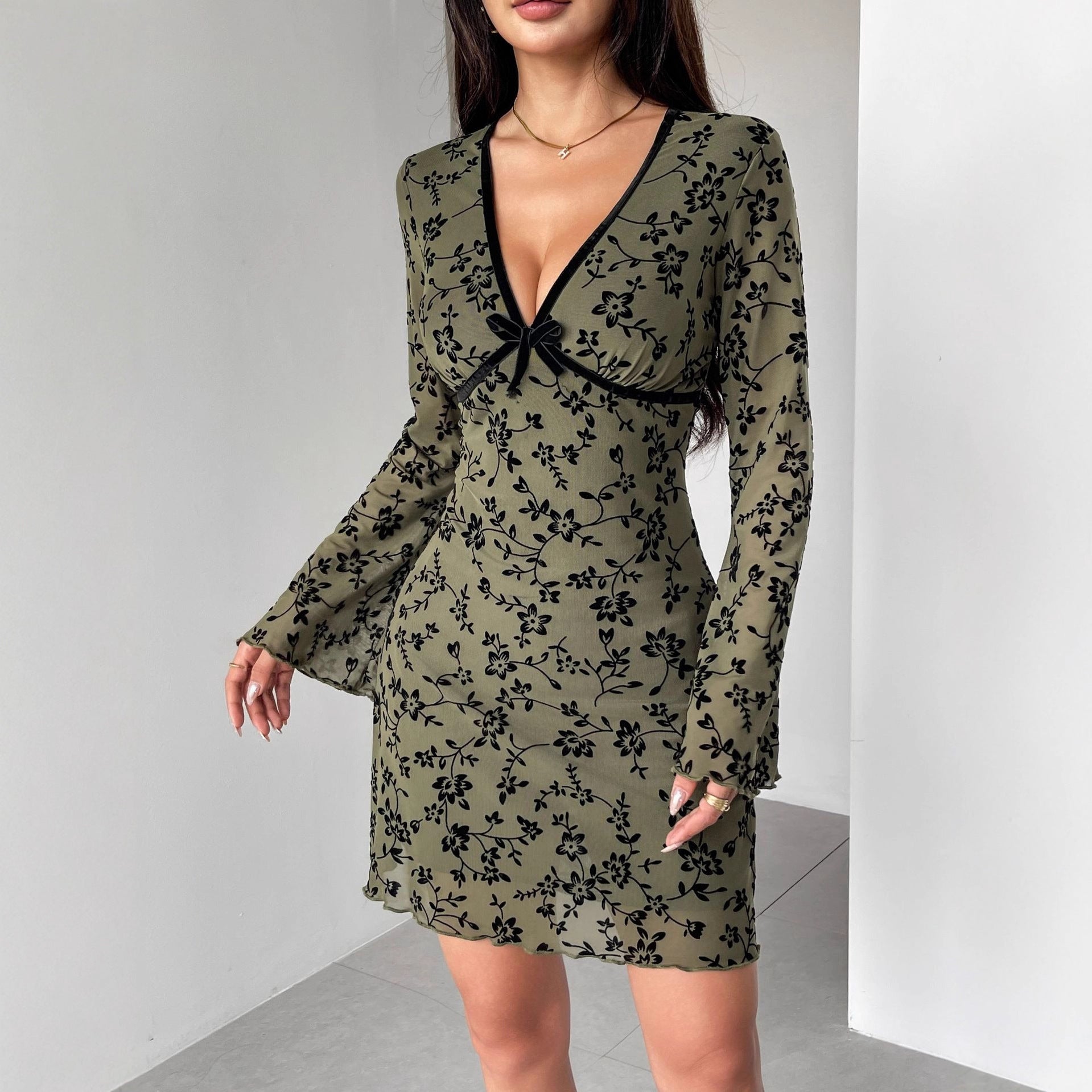 Damen nan tailliertes Netzstoff-Minikleid mit Samtflock-Blütenmuster, tiefem V-Ausschnitt und Schleifenapplikation R&B