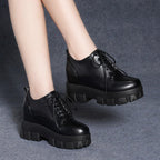 Damen Plateausneaker mit glänzender Oberfläche und robustem Sohlenprofil