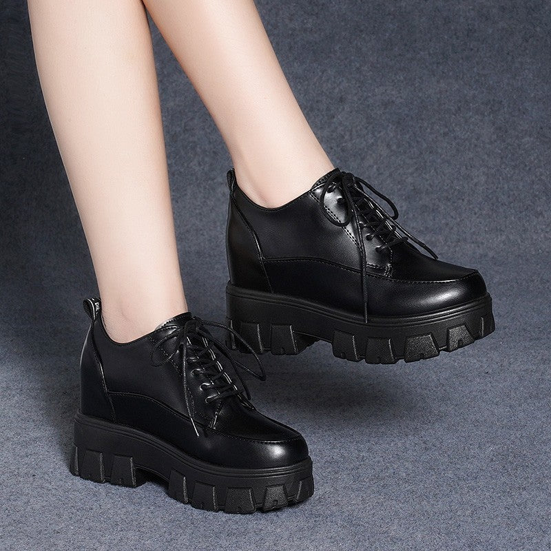 Damen Plateausneaker mit glänzender Oberfläche und robustem Sohlenprofil