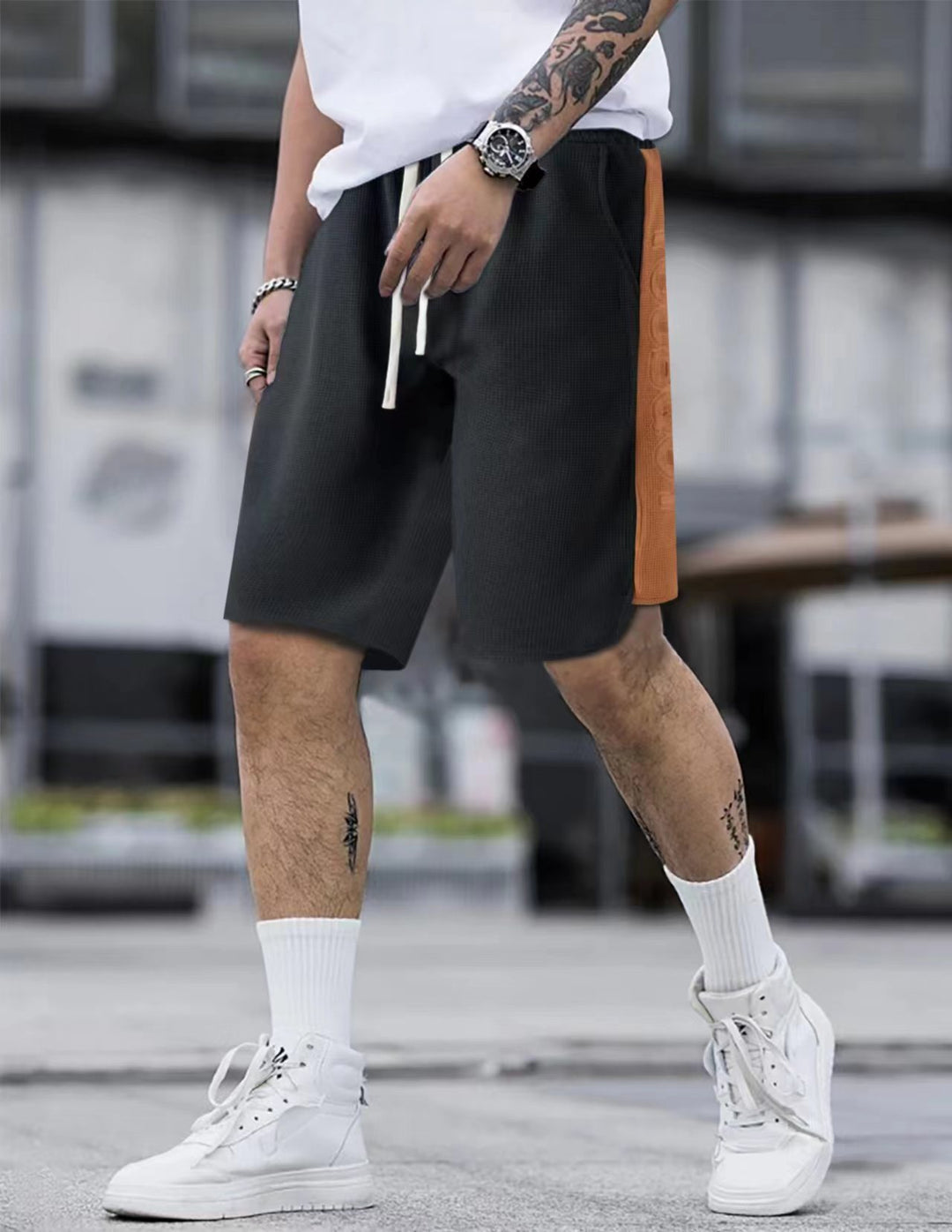 Herren stylische Freizeithose mit atmungsaktiver Struktur und seitlichen Kontraststreifen R&B