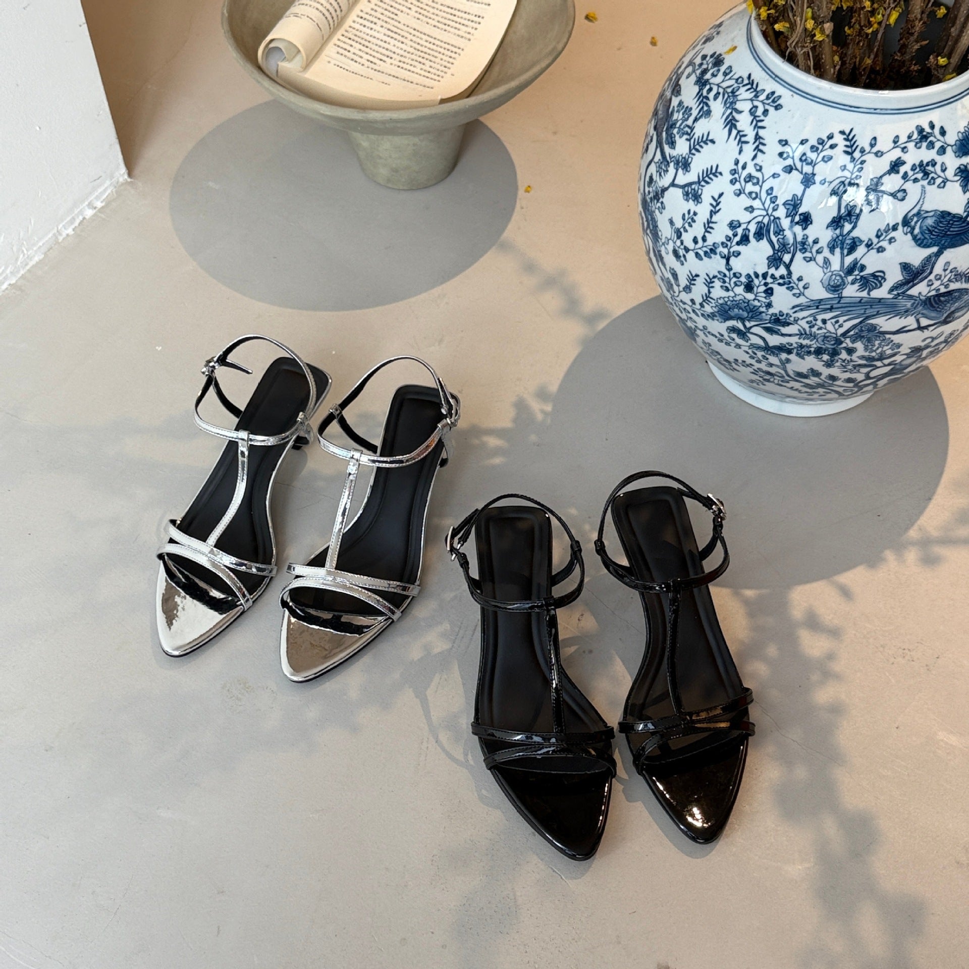 Damen Elegante Riemchen-Sandalen mit spitz zulaufender Zehenpartie und verstellbarem Riemen R&B