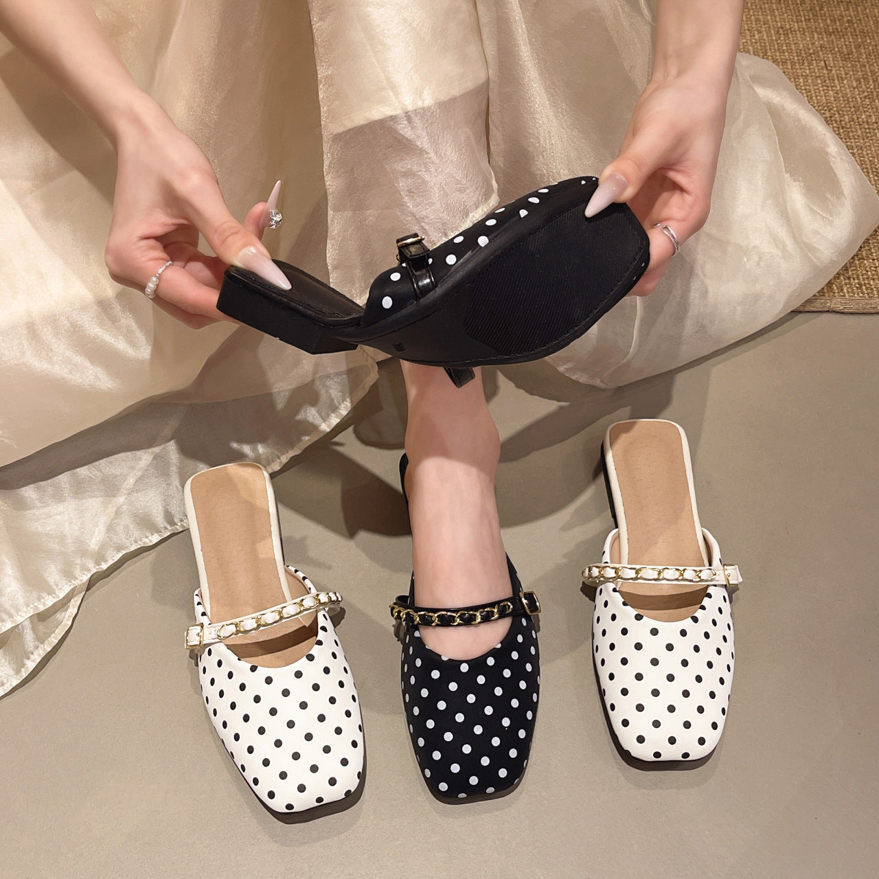Damen Trendige Slipper mit Punkten und elegantem Riemendetail R&B